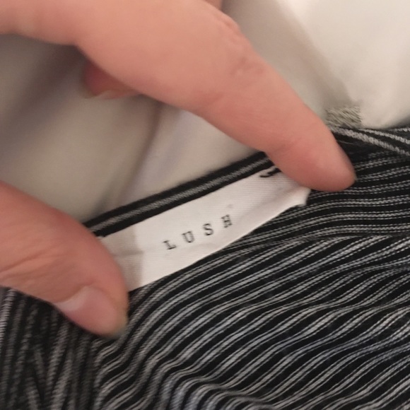 Criss cross striped flowy boho shirt Lush - Picture 3 of 3